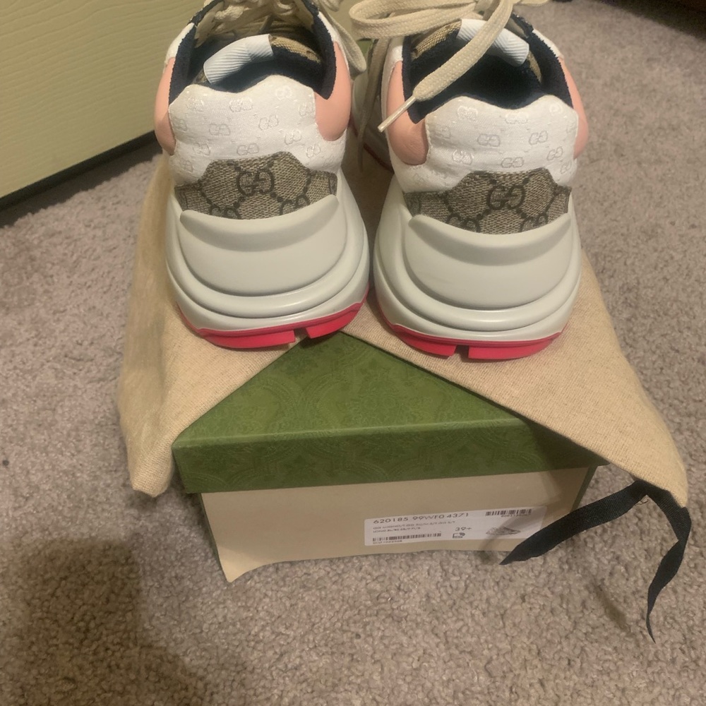 Womens Gucci Sneakers - Picture 10 of 12